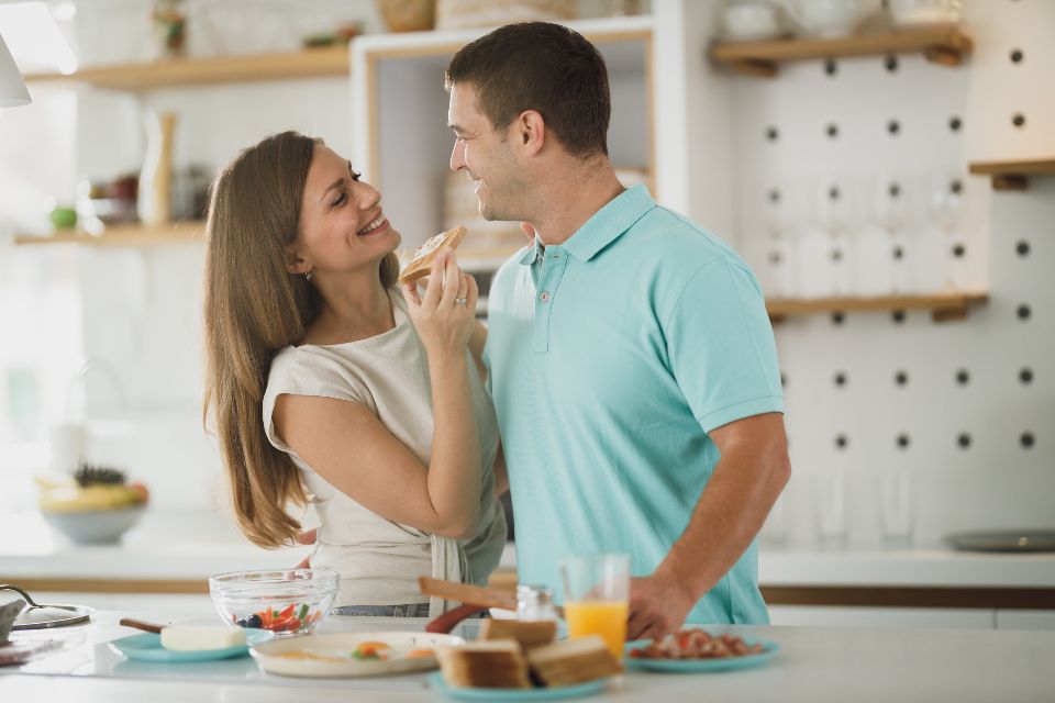 Pareja riendo en la cocina