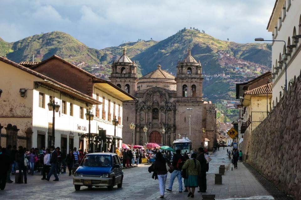 Calle de Cusco con la catedral y las montañas