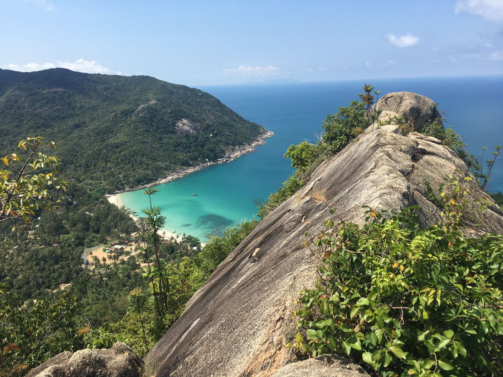 Bahía de aguas turquesas en Tailandia