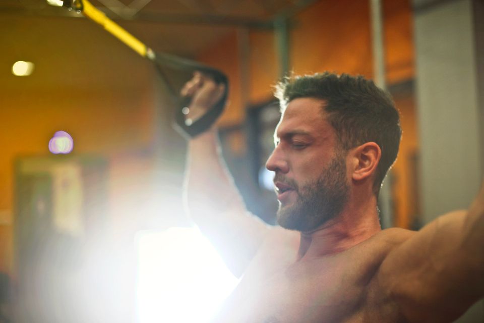 Hombre entrenando en el gimnasio